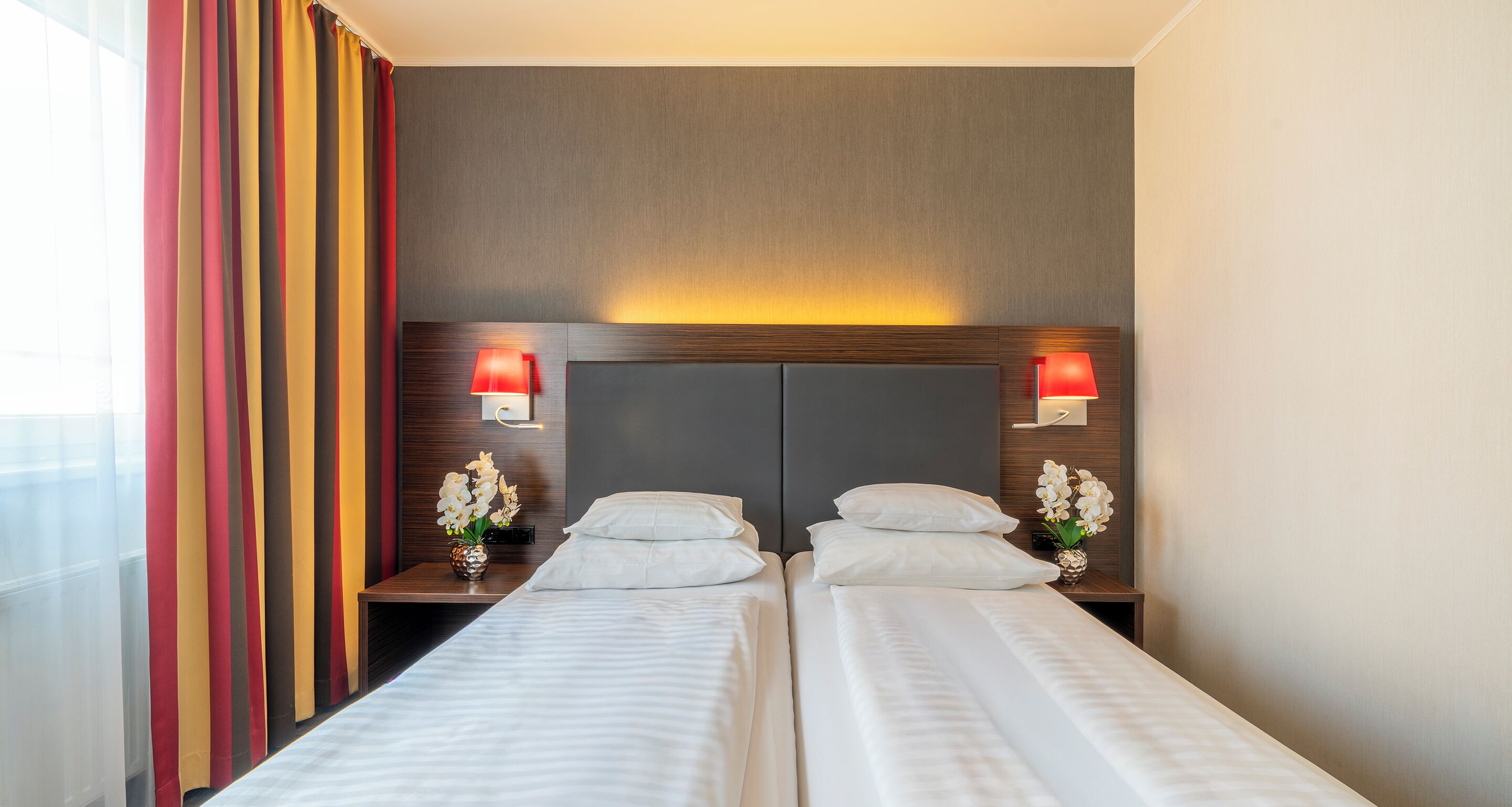 Zimmersafe, Schreibtisch, laptopgeeigneter Arbeitsplatz