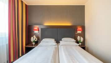 Zimmersafe, Schreibtisch, laptopgeeigneter Arbeitsplatz