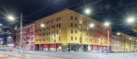 Vista frontal de la propiedad por la tarde o noche