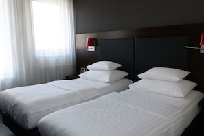 Standard Room, 2 Twin Beds | In-room safe, laptop workspace, blackout drapes, soundproofing