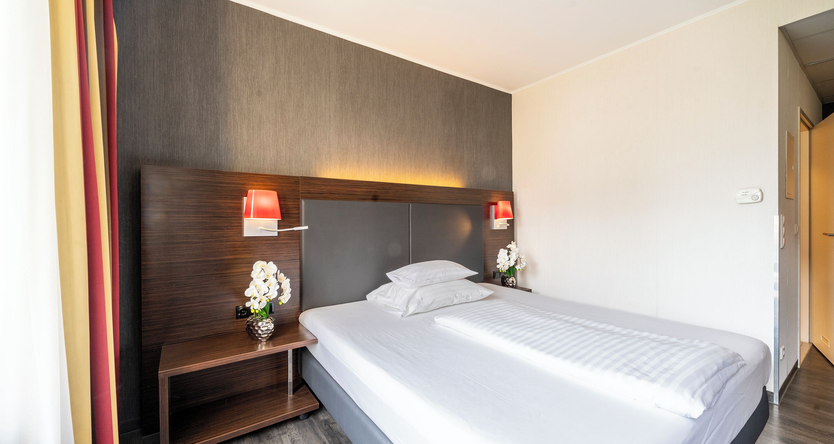 Zimmersafe, Schreibtisch, laptopgeeigneter Arbeitsplatz