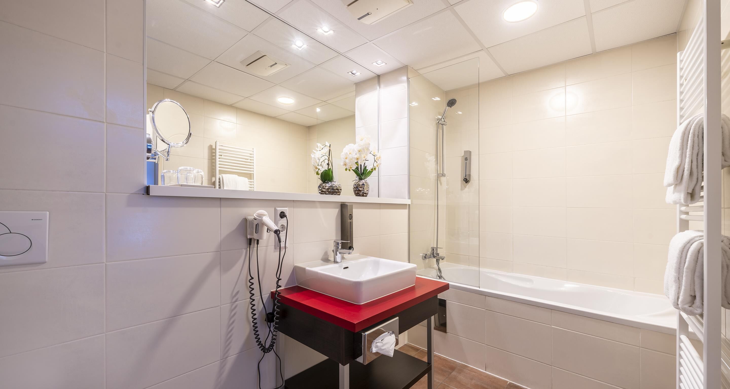 Caja de seguridad en la habitación y espacio para trabajar con laptop 