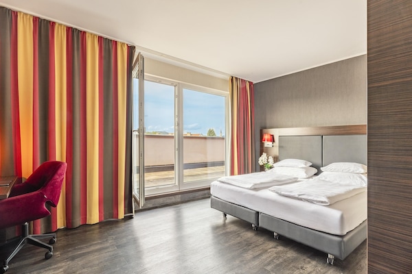 Caja de seguridad en la habitación y espacio para trabajar con laptop