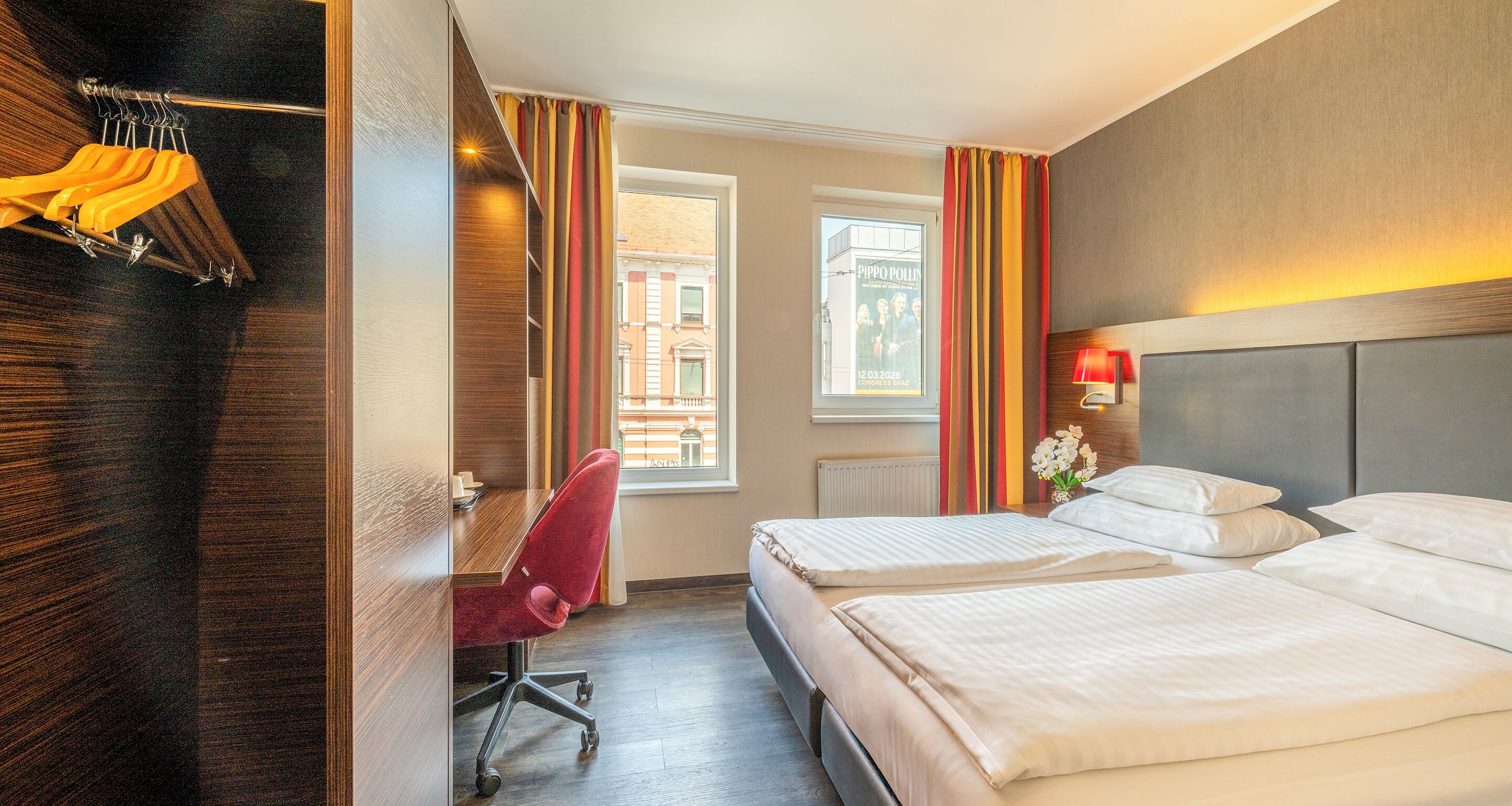 Zimmersafe, Schreibtisch, laptopgeeigneter Arbeitsplatz