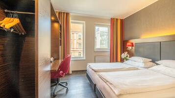 Zimmersafe, Schreibtisch, laptopgeeigneter Arbeitsplatz