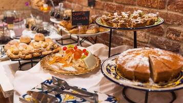 Tägliches Frühstücksbuffet (10 EUR pro Person)