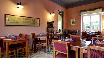 Tägliches Frühstücksbuffet (10 EUR pro Person)