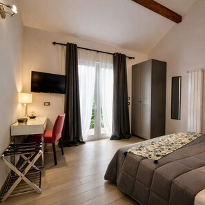 Classic Double Room | Hypo-allergenic bedding, down comforters, Select Comfort beds, minibar - Hotel Del Borgo (Sestri Levante)