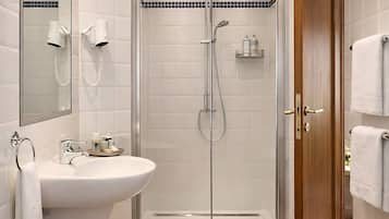Classic-Dreibettzimmer | Badezimmer | Dusche, Haartrockner, Bidet, Handtücher