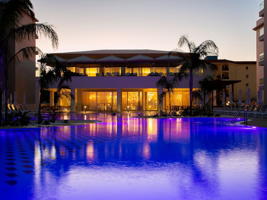 Innendørsbasseng,2 utendørsbassenger, bassengparasoller og solsenger