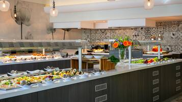 3 restaurantes; se sirve desayuno, almuerzo y cena