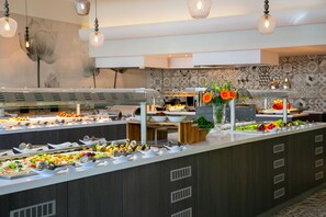 3 restaurants servant le petit déjeuner, le déjeuner et le dîner