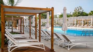 Piscine couverte, 2 piscines extérieures, parasols de plage