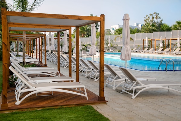Piscine couverte, 2 piscines extérieures, parasols de plage