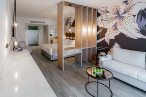 Minibar, in-room safe, desk, laptop workspace - Vangelis Hotel & Suites (Paralimni)