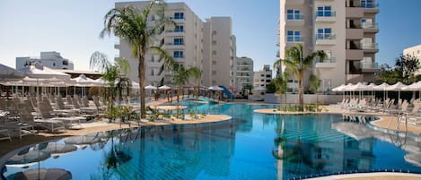 Piscine intérieure, 2 piscines extérieures, parasols, chaises longues