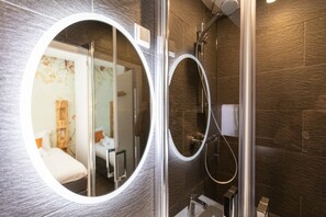 Standard Room | Bathroom | Shower, hair dryer, towels - Hotel Pagi (Amsterdam)