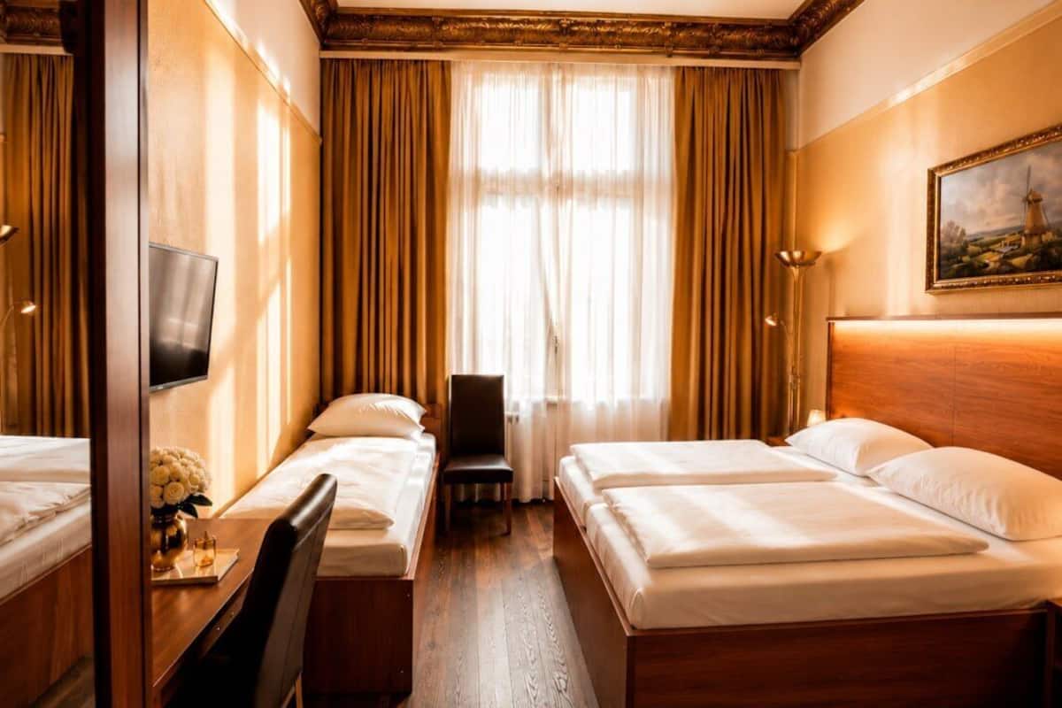 City Triple Room | Hypo-allergenic bedding available, desk, blackout drapes, WiFi (free)