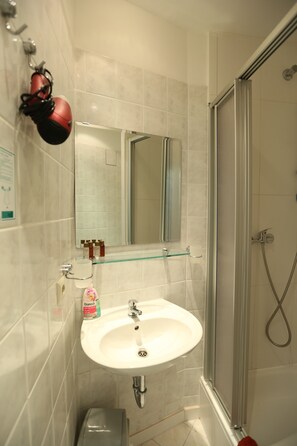 City Double Room | Bathroom - Hotel AI Königshof (Berlin)