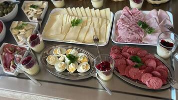Tägliches Frühstücksbuffet (12 EUR pro Person)