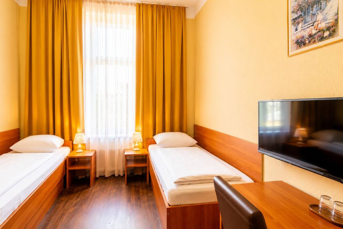 City Room, 2 Twin Beds | Hypo-allergenic bedding available, desk, blackout drapes, WiFi (free)