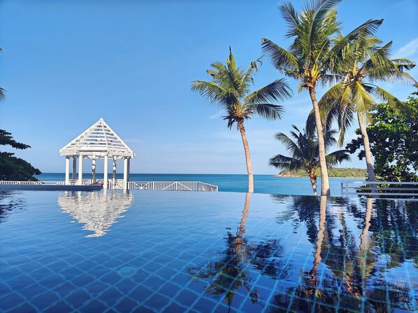 Una piscina al aire libre, tumbonas