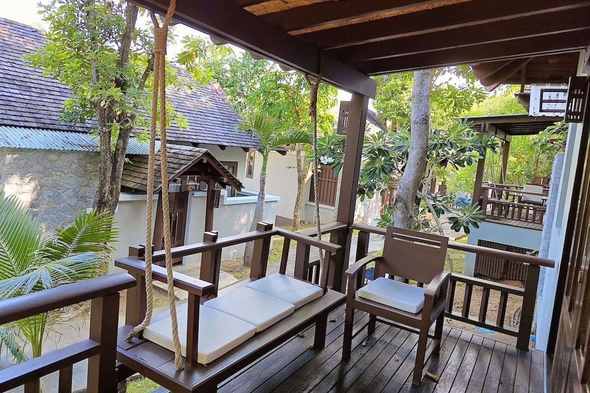 Deluxe Villa with Garden View | 발코니