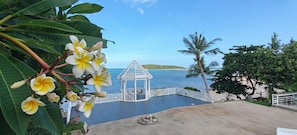 Piscina externa, espreguiçadeiras