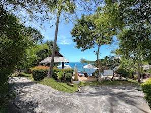 On the beach, sun loungers, beach umbrellas, beach towels - Bhundhari Resort & Villas Samui (Koh Samui)