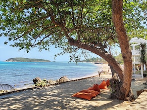 On the beach, sun loungers, beach umbrellas, beach towels - Bhundhari Resort & Villas Samui (Koh Samui)