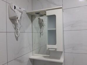 Baignoire et douche séparées, séchoir à cheveux