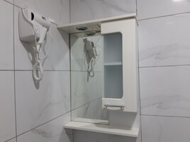 Banheira e chuveiro separados, secador de cabelo (mediante solicitação)