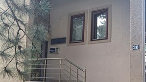 A building with a staircase, a door, and a sign that reads 'Villa Silla.' - Hotel Vila Silia (Skopje)