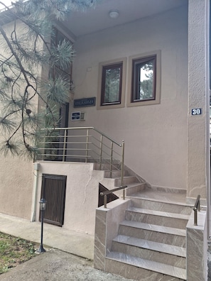 Rakennuksessa on portaikko, ovi ja kyltti, jossa lukee: ”Villa Silla”.