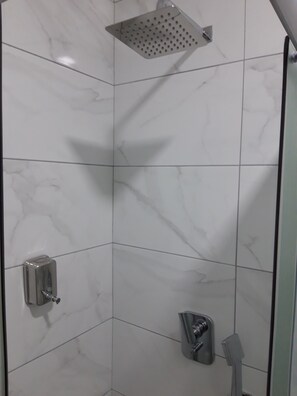 Bañera y ducha independientes y secador de pelo