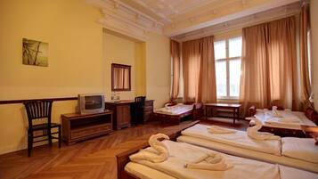 Familienzimmer | Wohnbereich | Fernseher