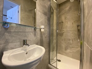 Bathroom shower - Belvedere Hotel (London)