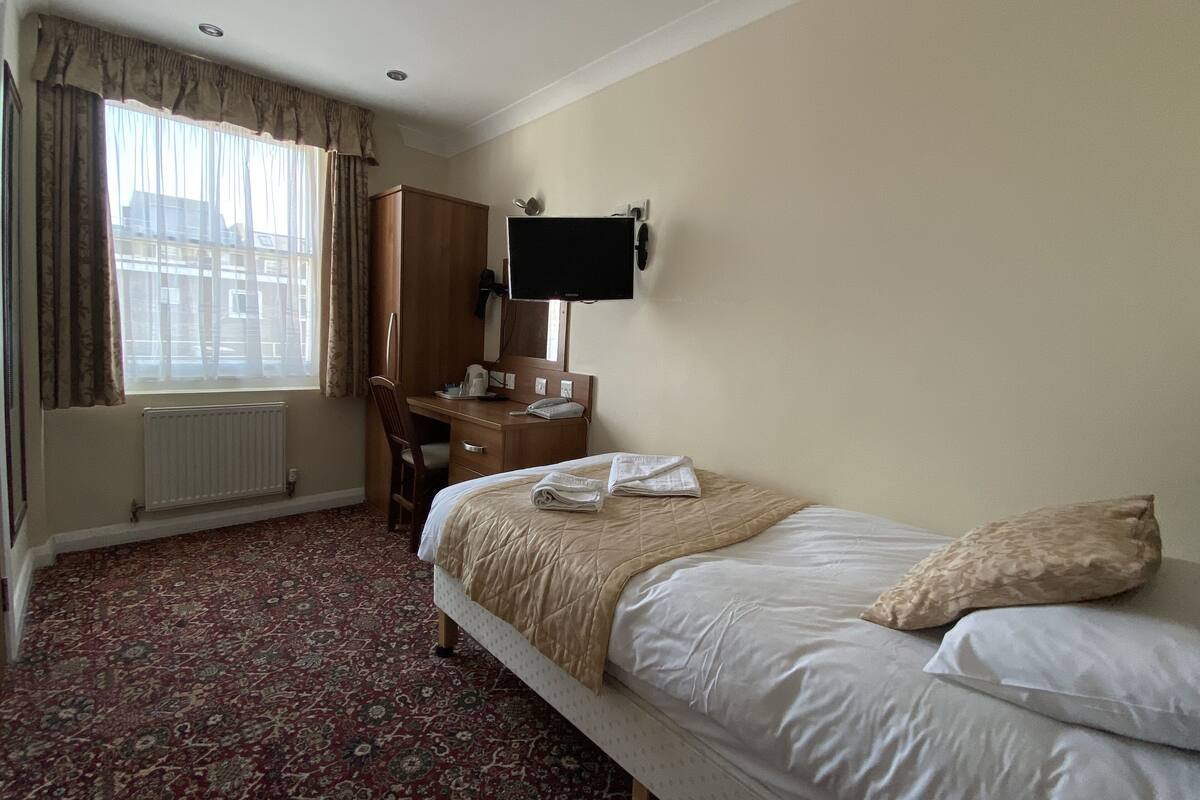 Single Room | In-room safe, WiFi (free), bed sheets