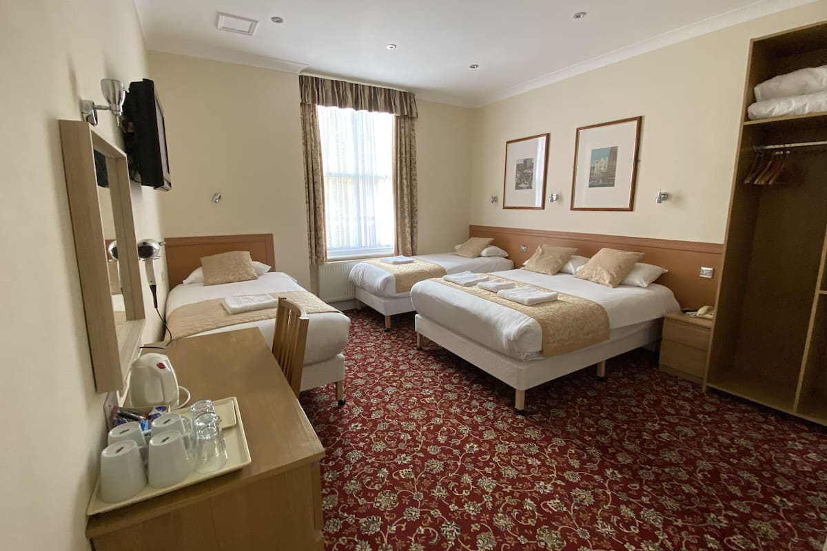 Quadruple Room | In-room safe, WiFi (free), bed sheets