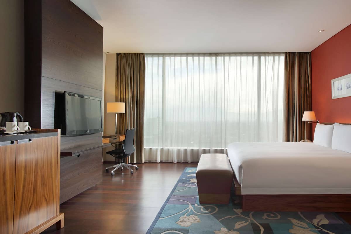 Suite junior, con acceso al salón lounge del club | Camas Select Comfort, minibar y caja de seguridad en la habitación