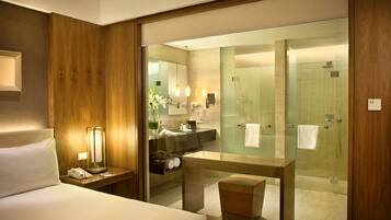 Combined shower/bathtub, rainfall showerhead, designer toiletries