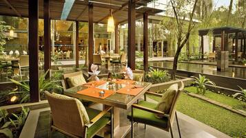 2 restaurantes: opção de café da manhã, almoço e jantar