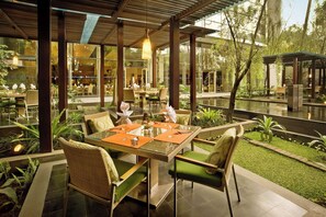 2 restaurantes; se sirve desayuno, almuerzo y cena