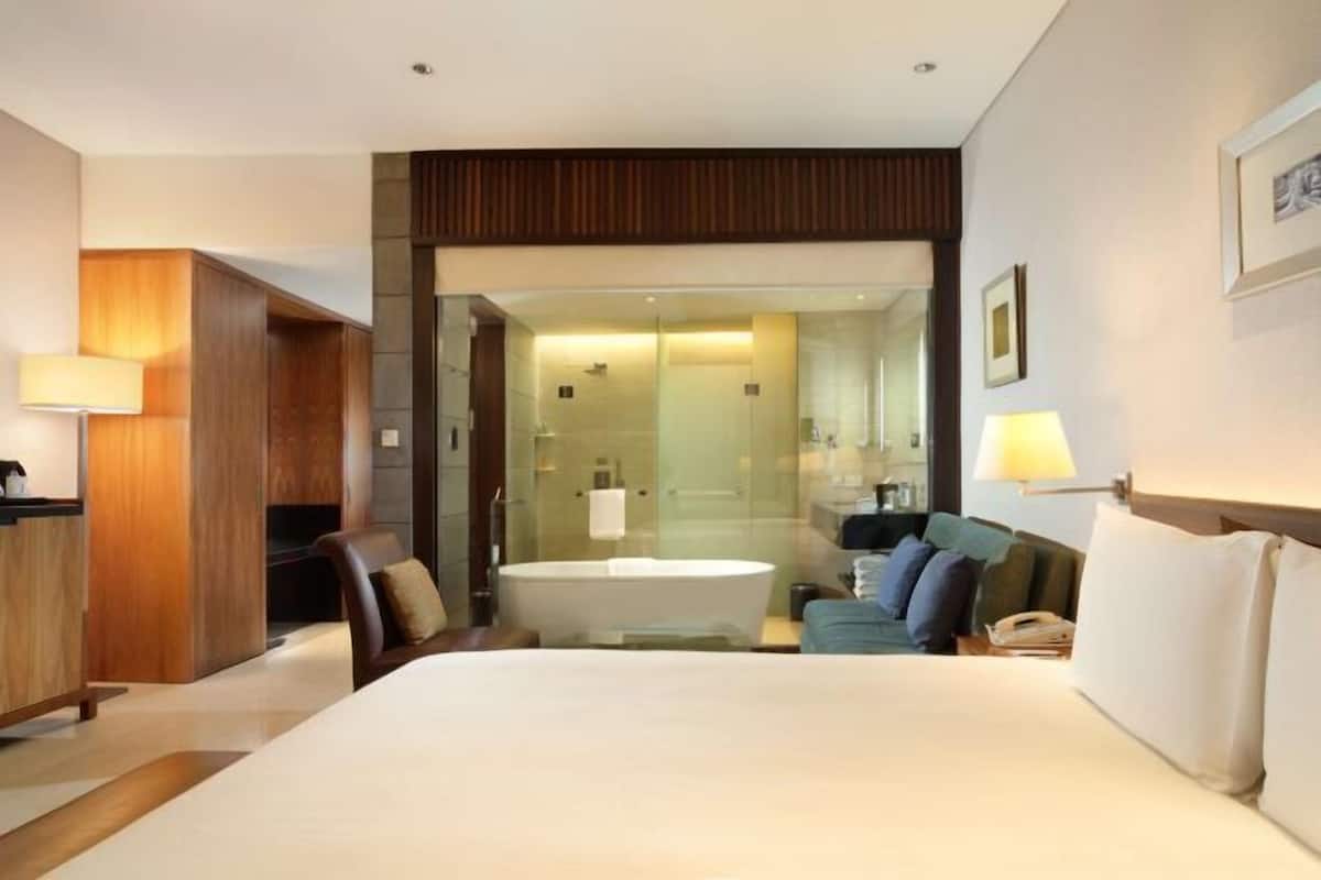 Camas Select Comfort, minibar y caja de seguridad en la habitación