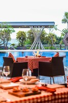 2 ravintolaa, joissa tarjoillaan aamiainen; kansainvälinen keittiö