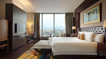 Suite Presidensial, Akses Club Lounge | Tempat tidur Select Comfort, minibar, brankas, dan meja kerja