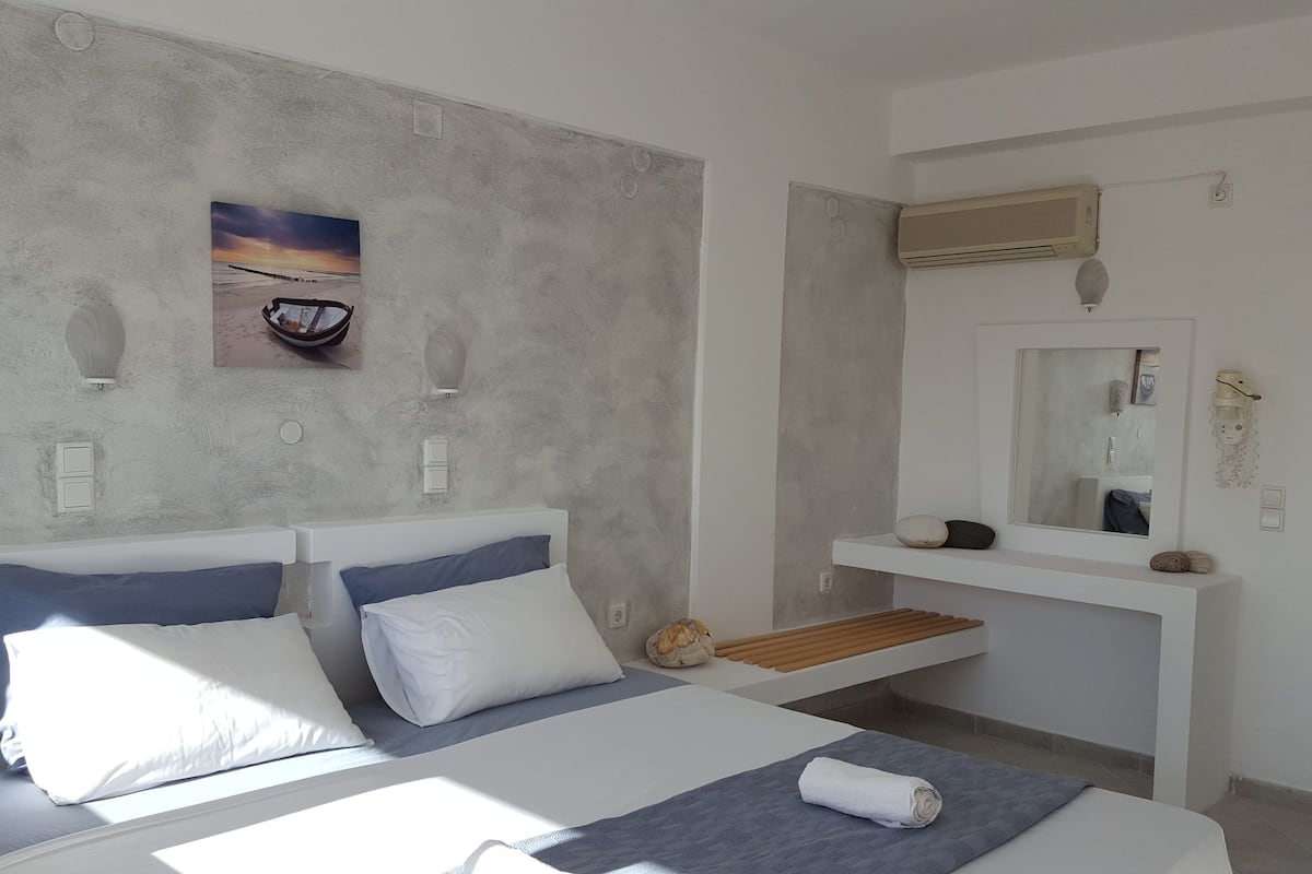Cortinas blackout, wifi gratis, ropa de cama y despertador