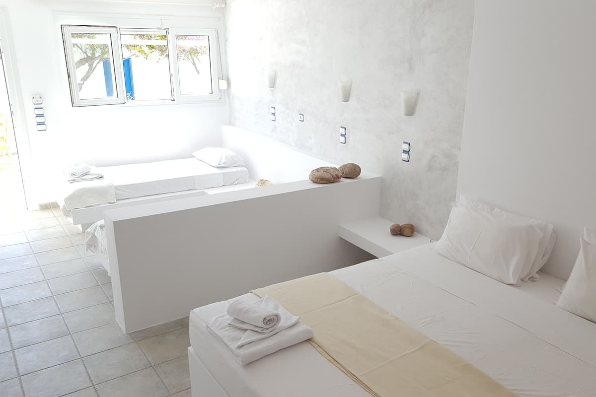 Cortinas blackout, wifi gratis, ropa de cama y despertador