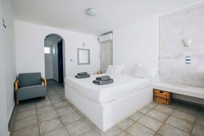 Blackout curtains, free WiFi, bed sheets, alarm clocks - Lagada Beach Hotel (Milos)