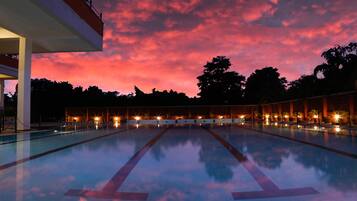 2 outdoor pools